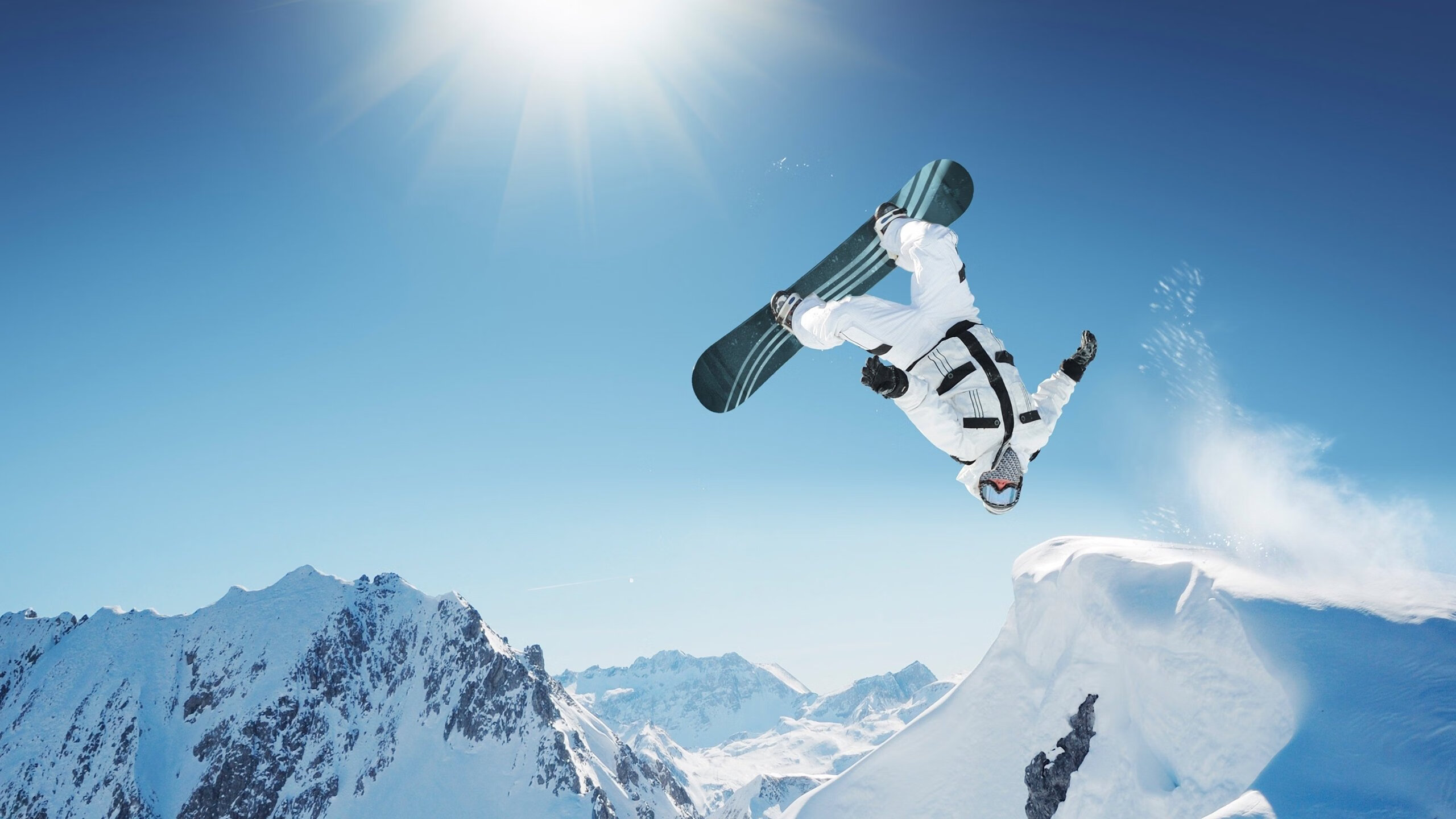 爱游戏 电竞-城市夜跑灯光盛典，点亮夜空的运动狂欢，夜光跑道实景